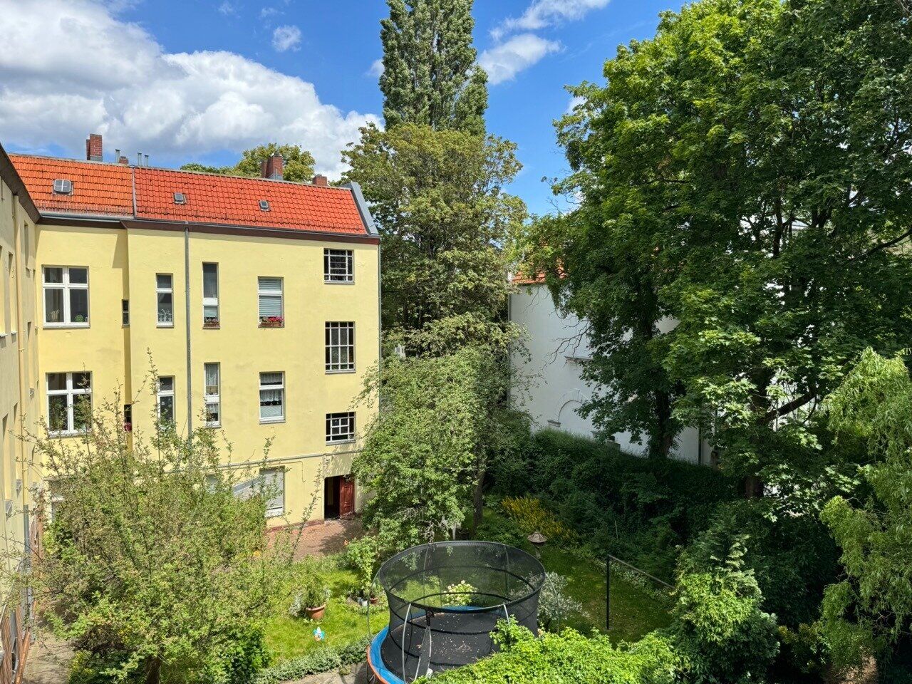 Ausblick in den Innenhof der Nachbarhäuser